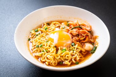 Kimchi ve yumurta ile Kore anlık erişte