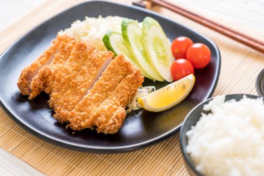 Japon derin kızarmış domuz pirzola (tonkatsu kümesi)