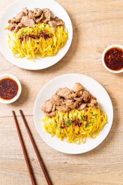 domuz eti ile Asya tavada kızartılmış erişte