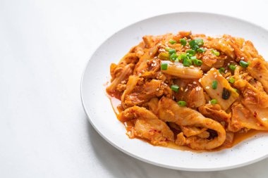 kimchi ile tavada kızartılmış domuz eti 