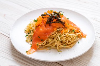 füme somon ve karides yumurta spagetti