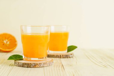 Ahşap arka plan üzerinde taze portakal suyu