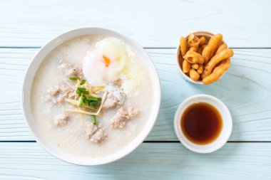 kase kıyılmış domuz eti ile pirinç çorbası 