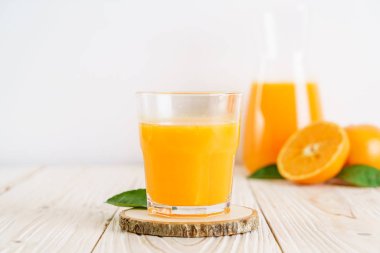 Ahşap arka plan üzerinde taze portakal suyu