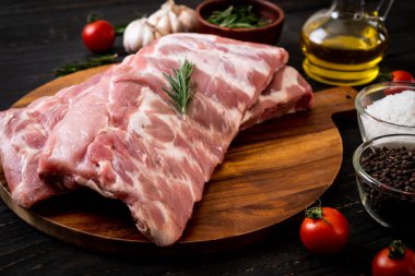 Taze çiğ domuz kaburgası. 