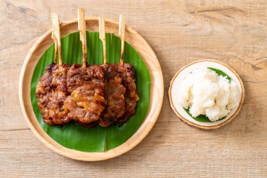 saptırılmış süt domuz beyaz yapışkan pirinç ile ızgara