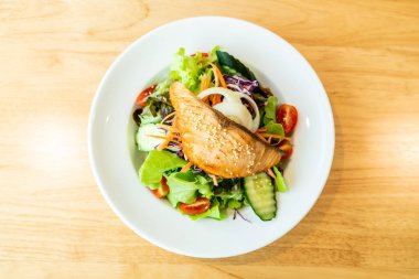 Kızarmış somon salata