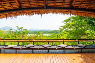 boş tablo ve minderler