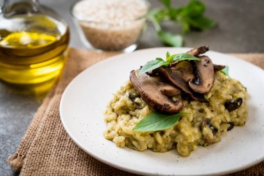 Mantarlı Risotto Pesto ve peynir ile