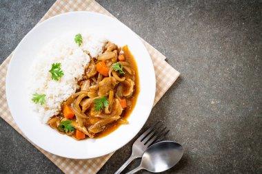 Japon köri pirinç dilimlenmiş domuz eti, havuç ve soğan ile