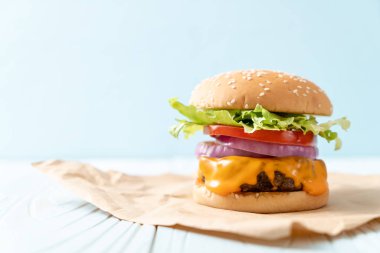 taze lezzetli biftek burger peynir ve patates kızartması