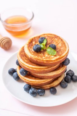 ile taze yaban mersini pancake