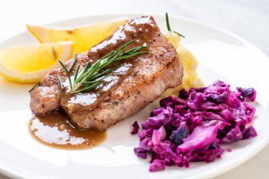 kırmızı lahana ve patates püresi ile domuz eti biftek