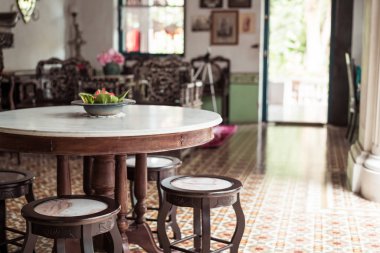 bir odada boş eski ve klasik masa ve sandalye dekorasyon