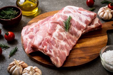 Taze çiğ domuz kaburgası. 