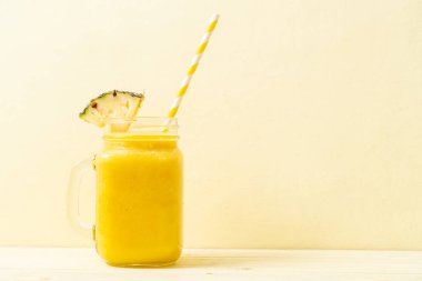 taze ananas güler yüzlü cam ahşap masa üzerinde