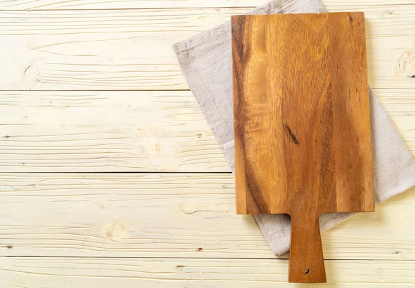 Tagliere vuoto in legno con panno da cucina — Foto Stock