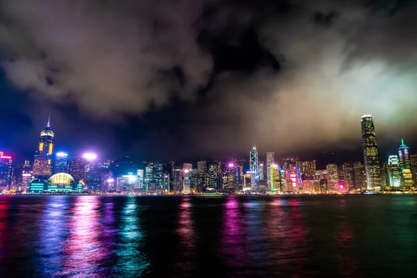 Ορίζοντας του Χονγκ Κονγκ πόλη τη νύχτα και φως επάνω — Φωτογραφία Αρχείου