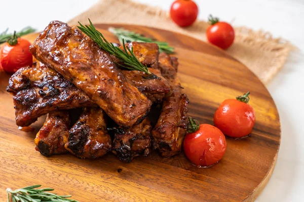 Gegrilde barbecue ribben varkensvlees — Stockfoto