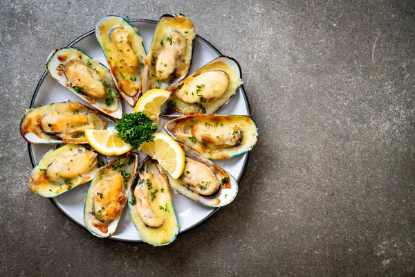 Mejillón al horno con queso — Foto de Stock