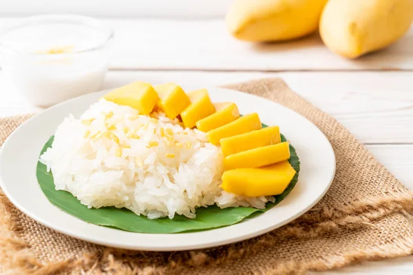 Mango with sticky rice — Stock Photo, Image