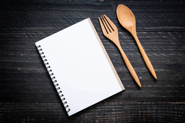 Libreta en blanco para nota de texto en superficie de madera con sapce de copia — Foto de Stock