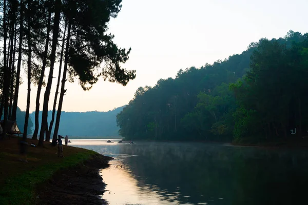 Pang ladí jezero a smrkovými lesy s východem slunce v Mae Hong Son, Th — Stock fotografie