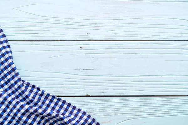 青い木製の背景の上にキッチン布 (ナプキン) — ストック写真