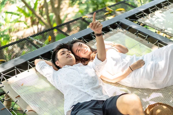 Fiatal ázsiai boldog pár erkélyen cradle szerelem — Stock Fotó