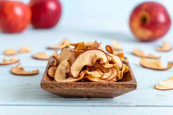 Ev yapımı kurutulmuş organik elma dilimli