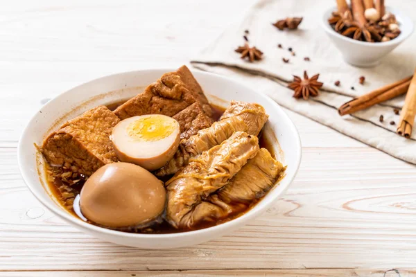 kahverengi sosu veya tatlı sos haşlanmış yumurta