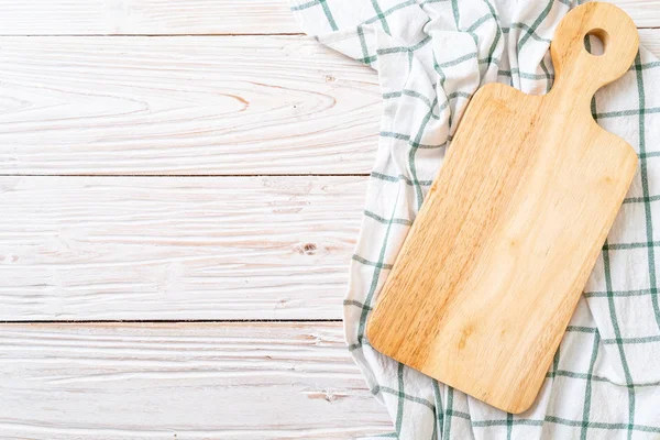 Порожня ріжуча дерев'яна дошка з кухонною тканиною — стокове фото