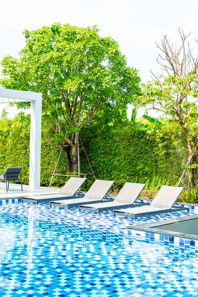 Bed zwembad met buitenbad in hotel en resort — Stockfoto