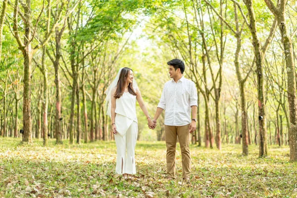 나무 아치와 사랑에 행복 한 아시아 부부 — 스톡 사진