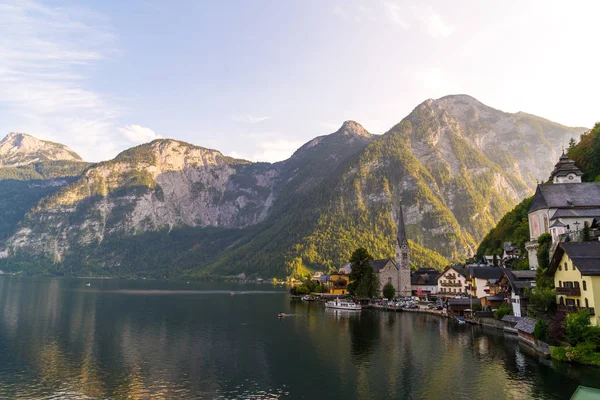 Hallstatt village on Hallstatter lake in Austrian Alps — Stock Photo, Image