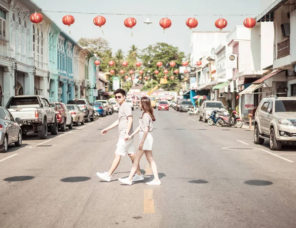 Glücklich junge asiatische Paar in Liebe Crosswalk in Phuket Stadt. — Stockfoto