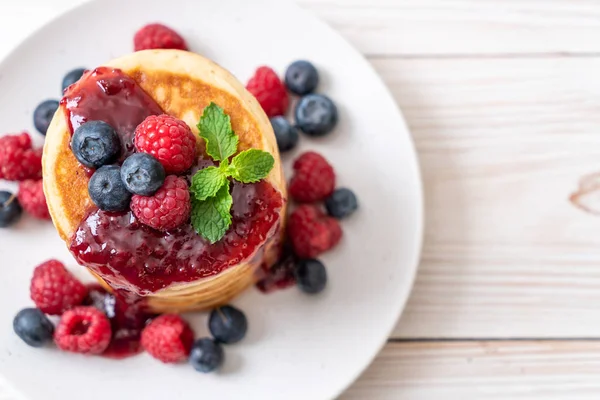 Pancake with fresh raspberries and blueberries — Stock Photo, Image