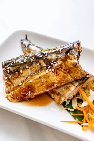Ψημένη στη σχάρα μπριζόλα ψάρια Σάμπα με σάλτσα teriyaki — Φωτογραφία Αρχείου