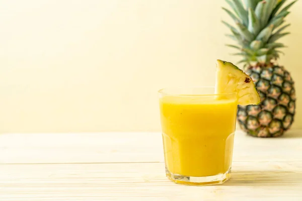 Vaso de batido de piña fresca en la mesa de madera — Foto de Stock