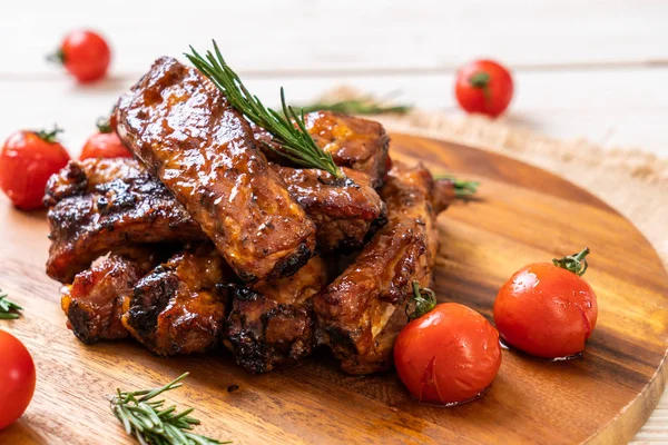 Gegrilde barbecue ribben varkensvlees — Stockfoto