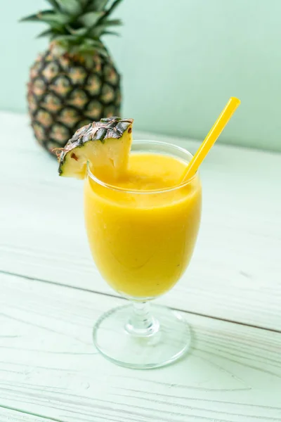 Vidro de smoothie de abacaxi fresco na mesa de madeira — Fotografia de Stock