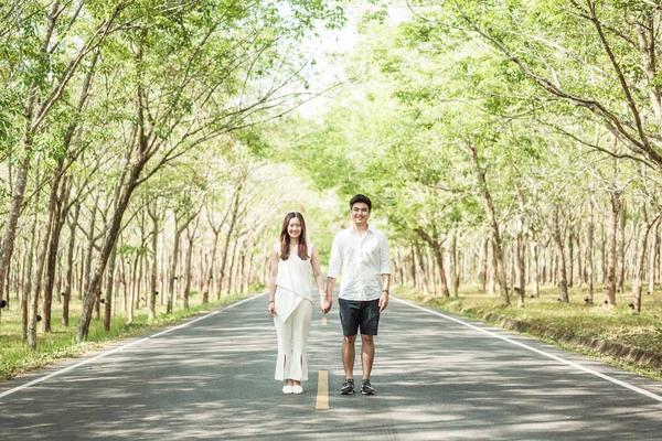 Feliz ásia casal no amor no estrada com árvore arco — Fotografia de Stock