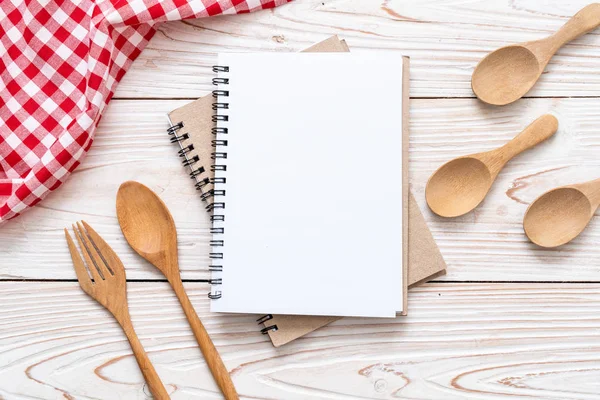 Libreta en blanco para nota de texto en superficie de madera con sapce de copia — Foto de Stock