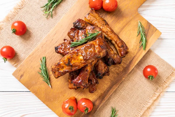 Gegrilde barbecue ribben varkensvlees — Stockfoto