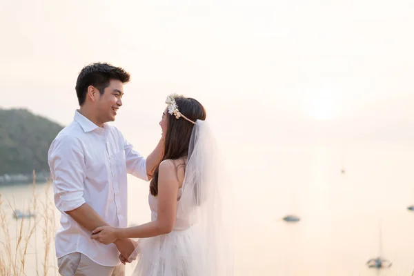 Heureux jeune couple asiatique en amour avoir un bon moment — Photo