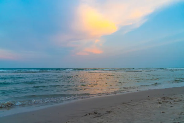 Hermoso cielo crepuscular con playa de mar — Foto de Stock