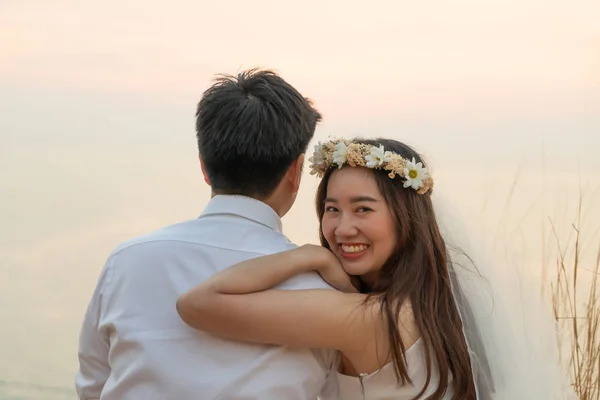 Happy νεαρό ζευγάρι Ασίας στην αγάπη, έχοντας μια καλή στιγμή — Φωτογραφία Αρχείου