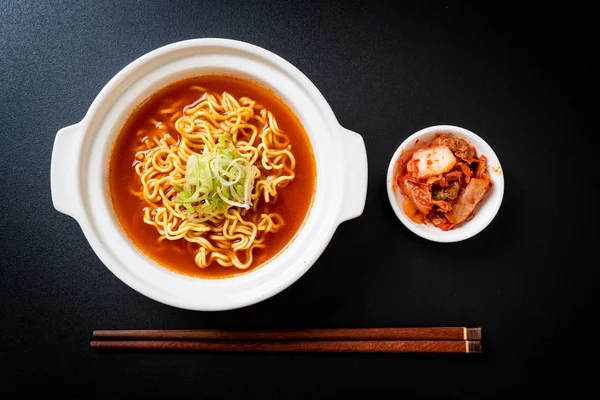 Nouilles instantanées épicées coréennes avec kimchi — Photo