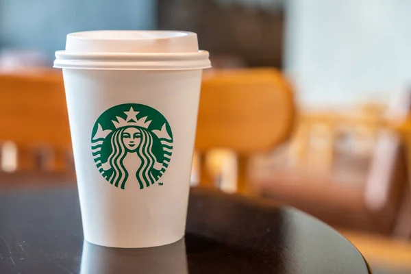 BANGKOK, TAILANDIA - 29 de junio de 2018: Starbucks café caliente — Foto de Stock