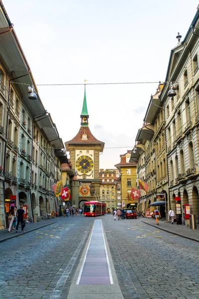 Berna, Svizzera - 23 AGOSTO 2018: Le persone nel vicolo dello shopping wi — Foto Stock